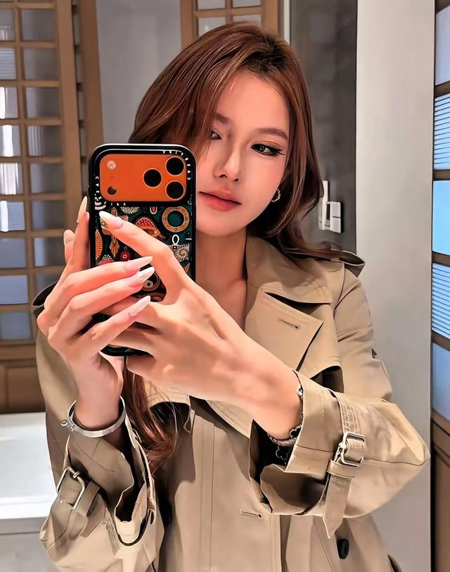 小杨哥停播一年多，小杨嫂大变样，从清纯脸变欧美脸，差点认不出