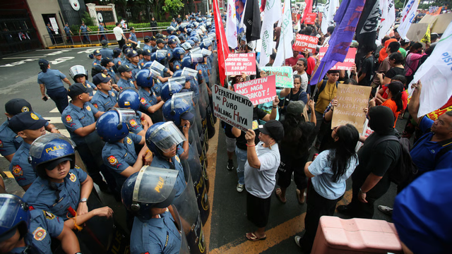 菲军方进入红色警戒，马科斯躲在总统府，在下台声中度过难忘生日