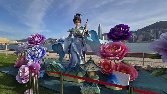 「华服嘉年华」登陆西九文化区 12.8米巨型仙子花灯与维港辉映