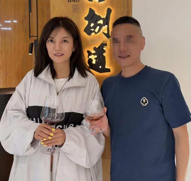 49岁赵薇广东饭局近照疯传！瘦脱相显凶相，当年小燕子彻底凉透了