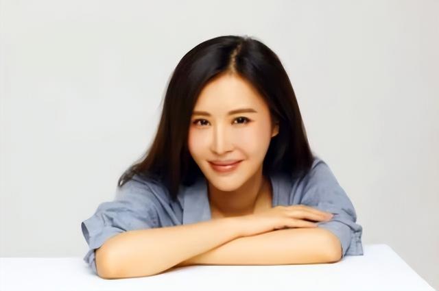 被老头“糟蹋”的3位女星，个个美艳动人，却鲜花插在牛粪上！