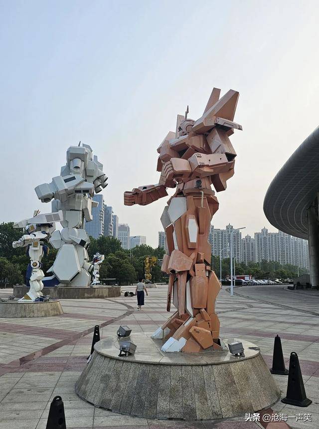 请河南新郑的朋友猜一猜这是哪里？湖水，体育场，机器人融为一体