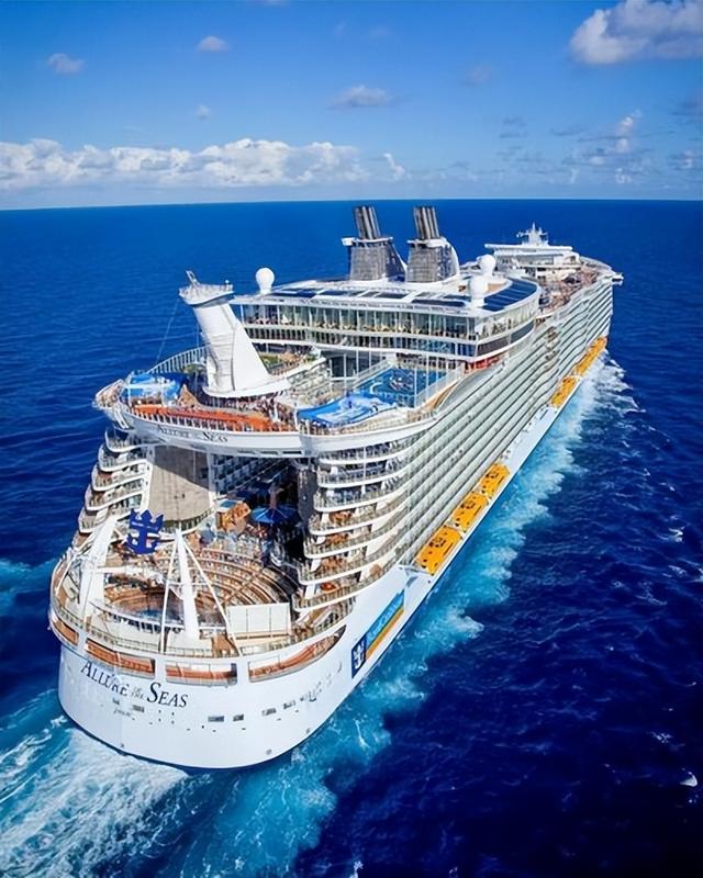 国际邮轮围剿中国市场，瞄准老年客群收割，水价暴涨6倍赚黑心钱