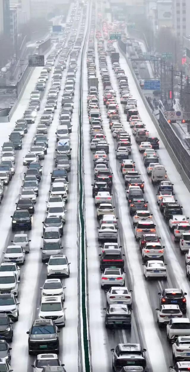 雪覆长河：城市凝固的诗意