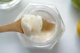 熬猪油，不能只放盐，多放这2样，猪油又白又香，久放也不怕坏图片