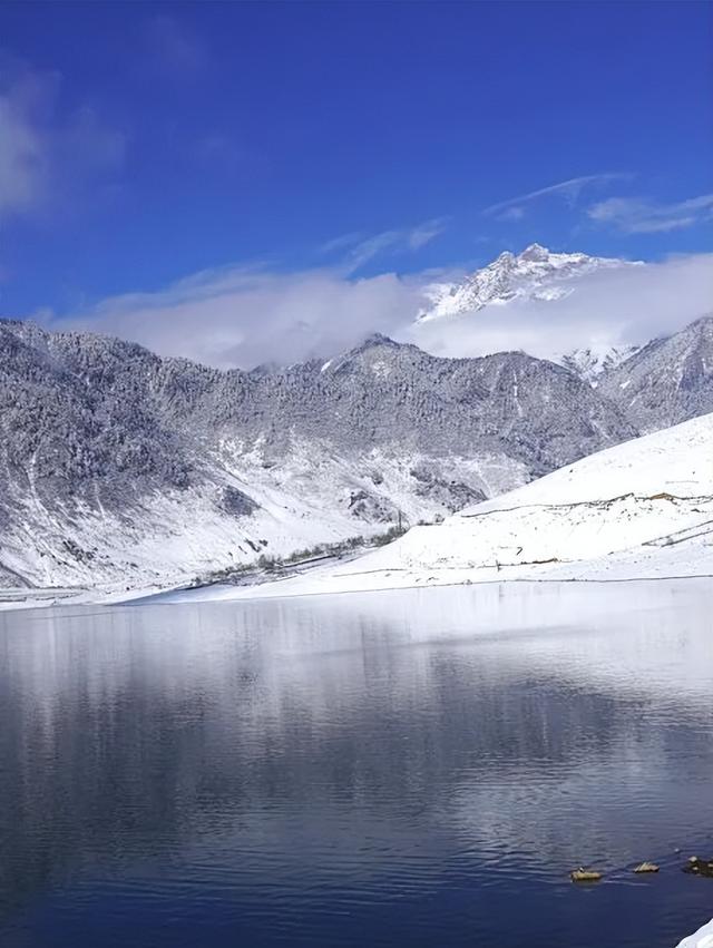 大凉山冬韵：冰雪、暖泉与阳光交织