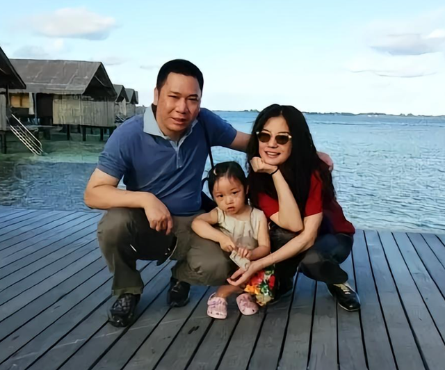 赵薇母女现身北京机场	，15岁女儿一头黄毛，穿搭比50岁妈妈还成熟