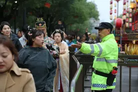 大唐不夜城这个有趣的安保大叔“万里挑一”！图片