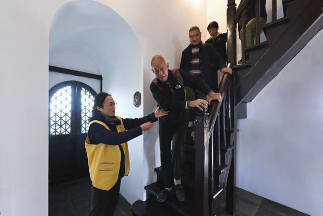 秋爽登文峰 塔下聚宾朋