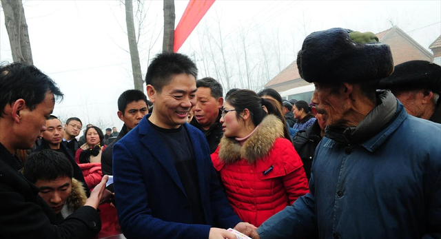 刘强东给老家送年货现场曝光，令人恶心的一幕出现，当场被人制止