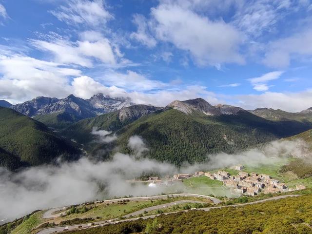 四川省稻城县历史沿革及行政区划