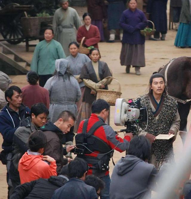 知名演员无戏可拍	，回老家摆摊卖炒面，娶小18岁娇妻矛盾不断