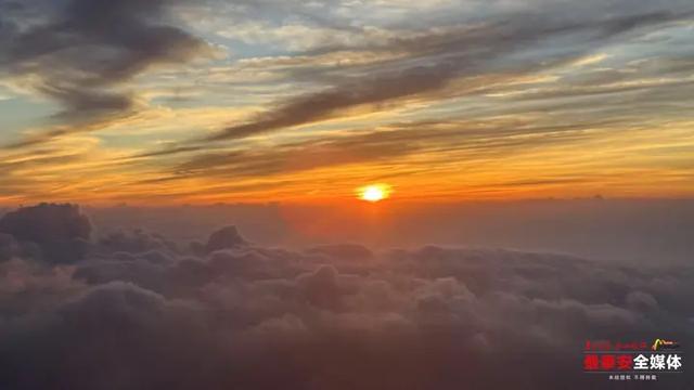 清晨的泰山集齐“日出+云海+宝光”！ 17℃风吹来像开了天然空调