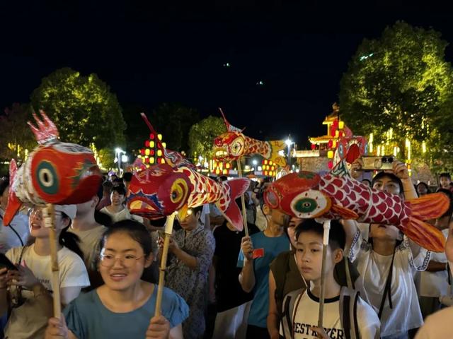 歙县鱼灯耀古城，主客共舞一家亲