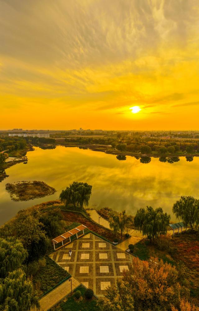 晚霞映照下的宁阳洸河湿地公园