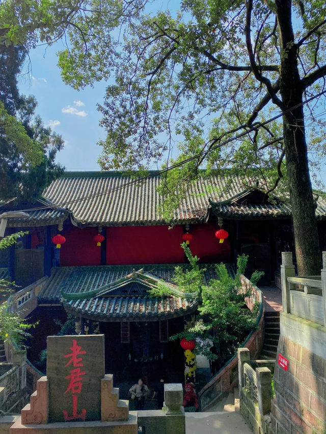 成都地铁直达！被低估的小众徒步秘境，10元斋饭好吃吃到撑