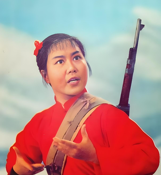吃里爬外，永不回国？她带领30名演员选择留美，如今年过花甲归来