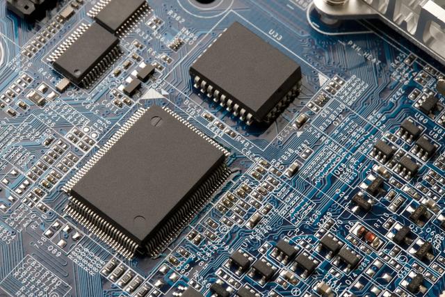 除稀土外,中方还有三张王牌没用,黄仁勋下结论:AI大战输家已定