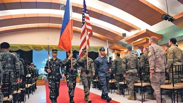 趴在中国仁爱礁9000多天的菲律宾军舰，如今已经再也拖不走了！