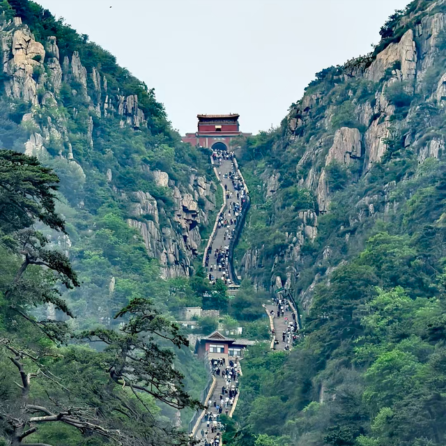 国庆节黄金周，全国最堵十大景区出炉：一眼望不到边的人头