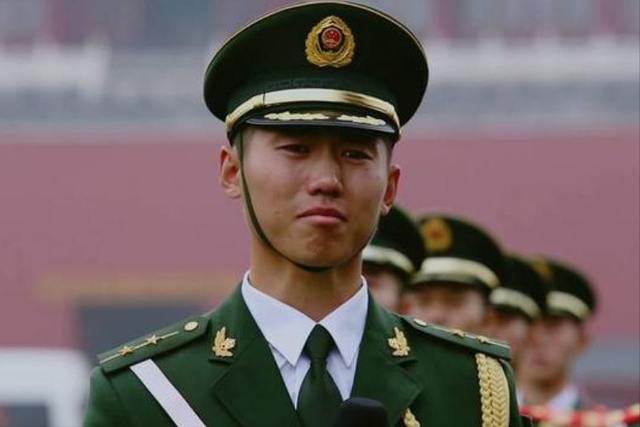 阅兵结束10天，“最帅升旗手”张自轩被骂10天！如今他后悔了吗?