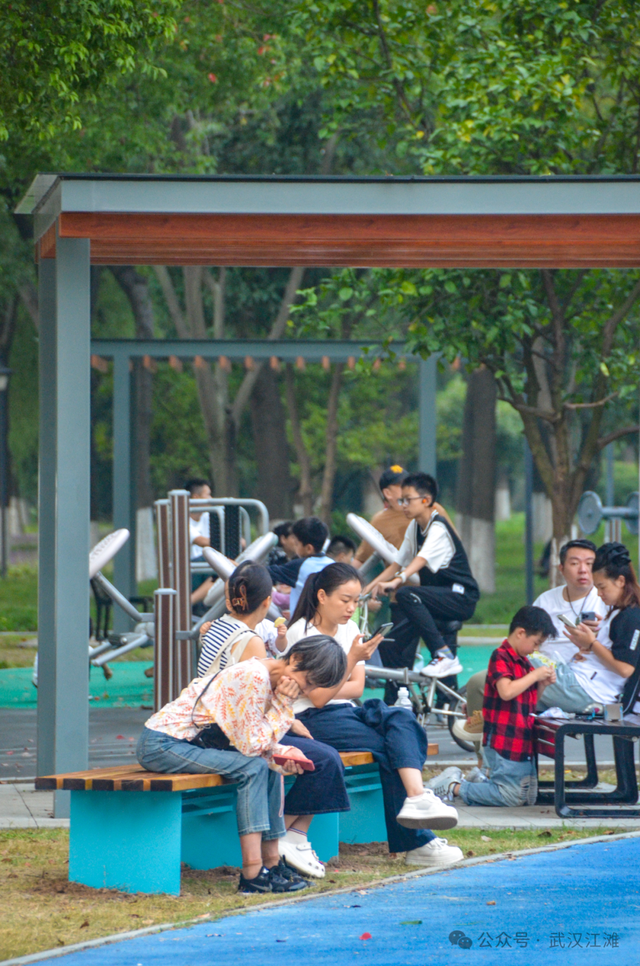要读懂武汉人的浪漫，就去江滩吧！新上的一批观景座椅太“撩人”啦