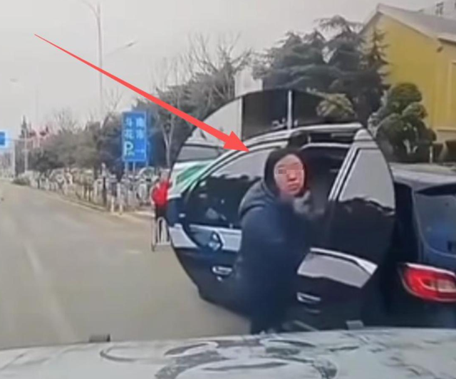 女子违停竖中指挑衅被撞：正脸被扒已社死	，内情流出，司机疑发声