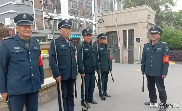 社保新规逼停保安招聘,60岁大爷成烫手山芋,物业经理该怎么办?