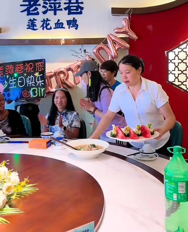 比利时女孩黄楼认亲结束，和养父母去北京旅游，离别前生母后悔了