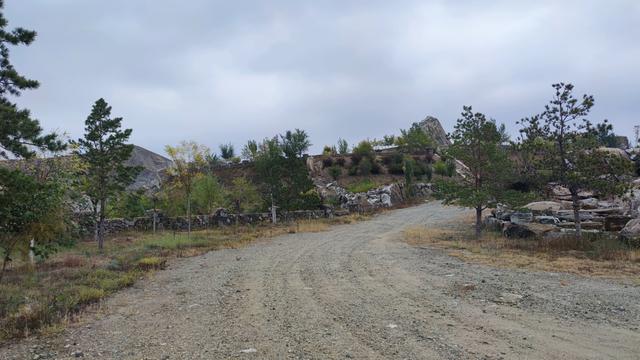 闲逛包头大青山南坡笸箩铺景点，去时一人，景区也一人，有点荒野