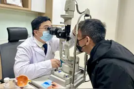 损害不可逆！男子40岁的年纪80岁的眼睛……图片