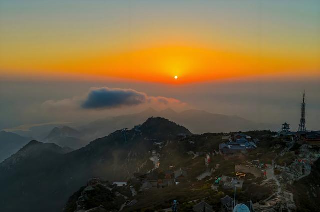 岱顶夕照：天地共染鎏金时