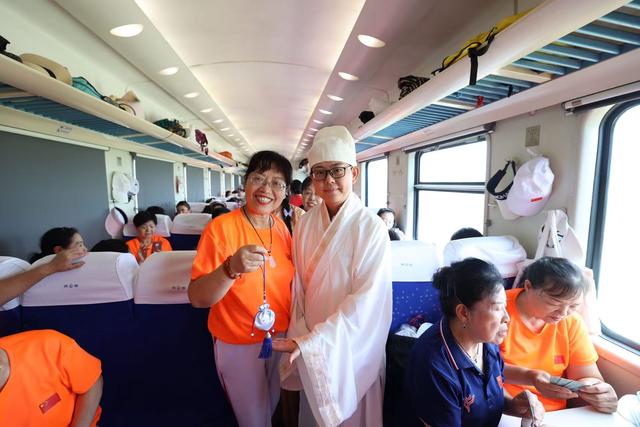 坐着火车游照金 铁旅融合忆峥嵘