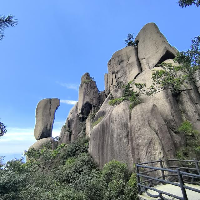 九华山是佛教名山地藏菩萨道场，景区很大，有自然景观与众多佛殿