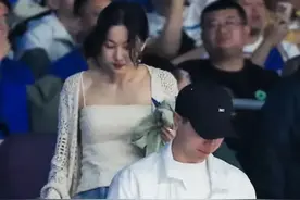 夏露跟在马龙身后，她穿吊带身材匀称，夫妻走在一起画面太美图片