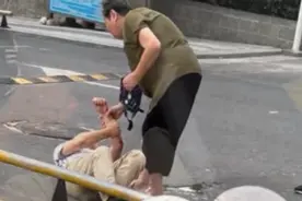 大学生暖心救助摔倒大爷图片