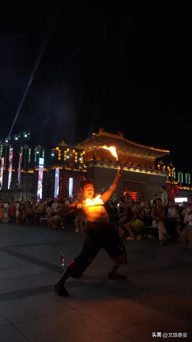 飞檐染月色，恰是不夜天！华灯织就下的大宋不夜城太美啦！