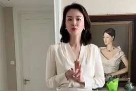 央视主持人刘芳菲：174cm穿包臀裙，尽显妩媚曲线，秒杀内娱女星图片