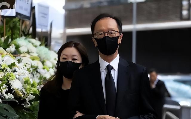 恩爱23年抵不过残酷现实,73岁梁锦松衰老萎缩,47岁伏明霞绚烂如花