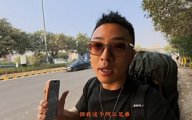 东北小伙闯印度，窜稀5天，参观火葬场发现骨灰撒恒河，恶心坏了