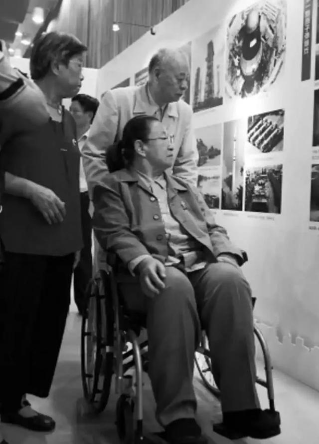 这是85岁李讷的近照,注意看她的坐姿,才知道她为何没去纪念堂
