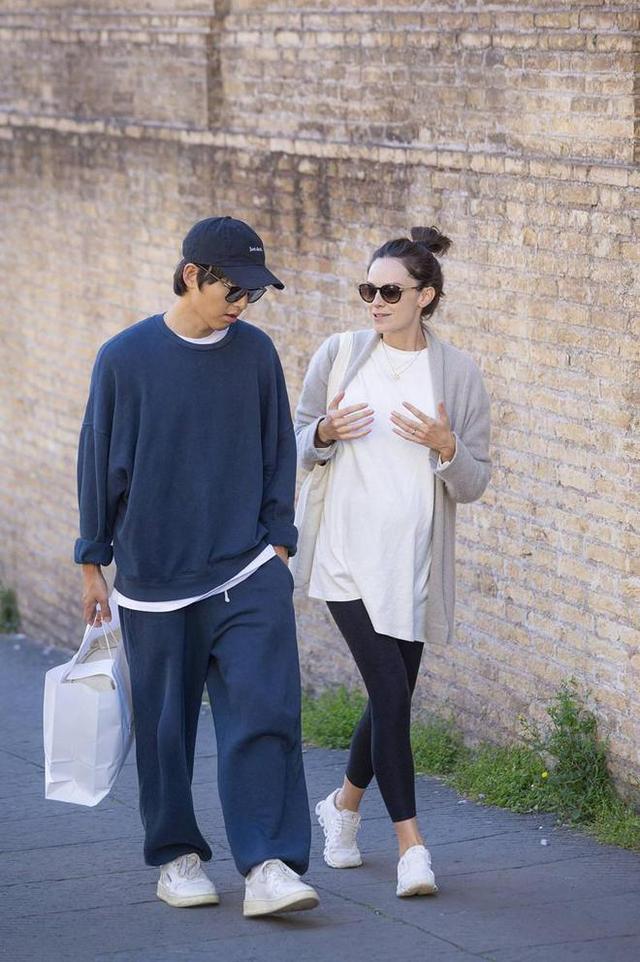 离婚5年，39岁宋仲基儿女双全，43岁宋慧乔独美