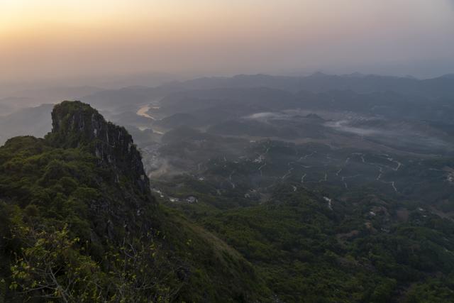 贵州兴义：云端探景 捕捉云海日出