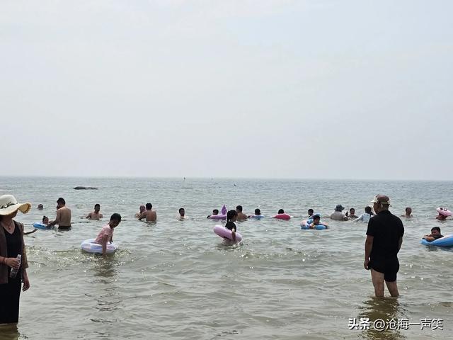 海边有什么，浪花朵朵，沙滩柔柔，人群多多，海水爽爽