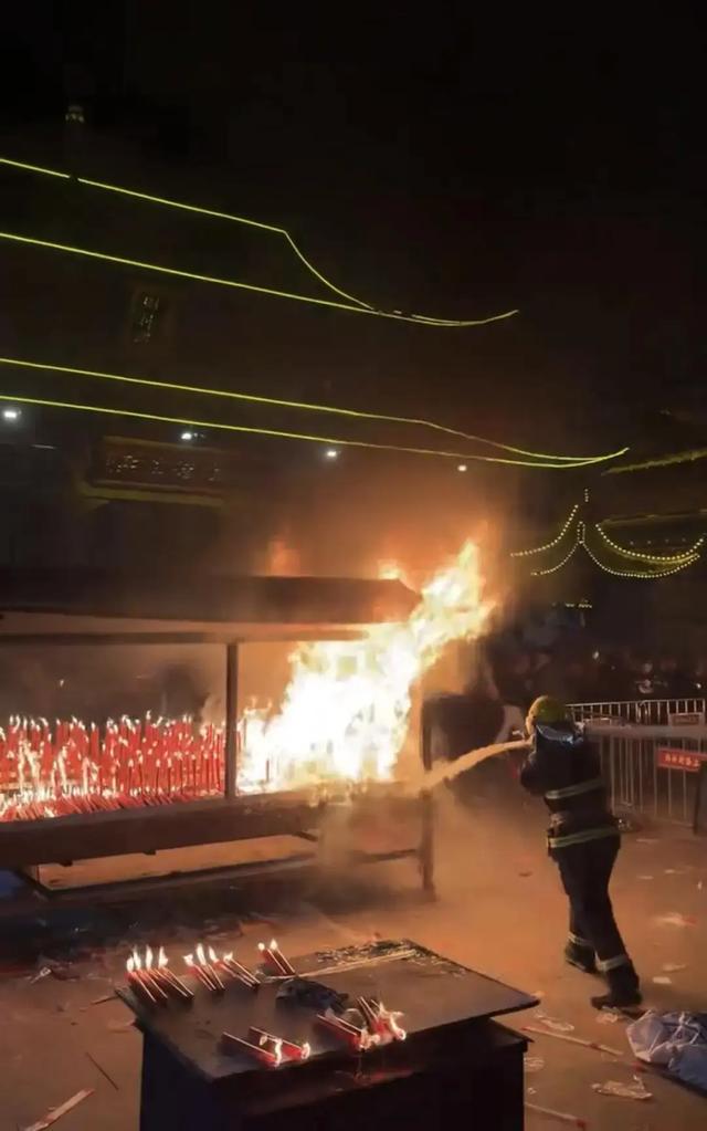 “前方无厕所、无烤肠、无茶叶蛋”,杭州“天下第一财神庙”劝返游客:回家吧