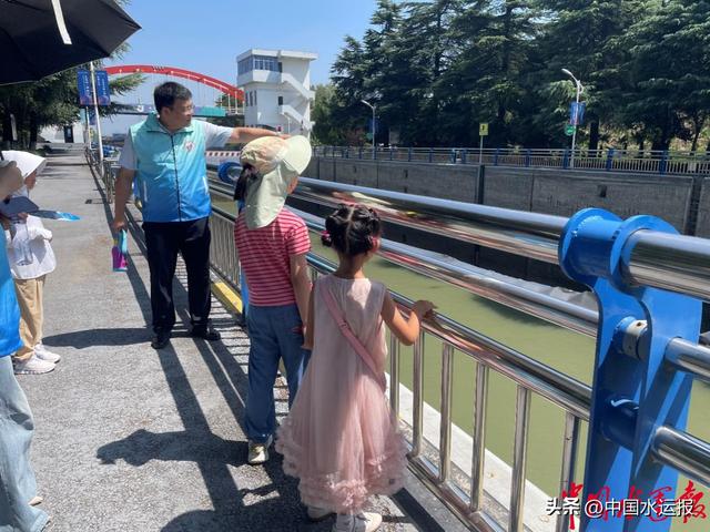 施桥船闸邀职工子女探秘京杭运河