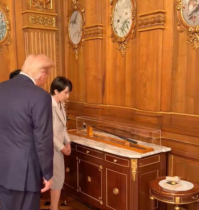 特朗普日本行收获大，高市早苗谄媚有一套