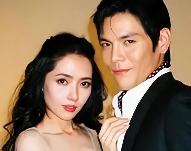 香港街头偶遇郭碧婷向佐，两人恩爱同框，向佐正常穿衣变清爽帅气