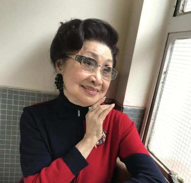 粤剧天后的传奇人生：无儿无女却坐拥亿万豪宅，晚年被徒弟宠上天
