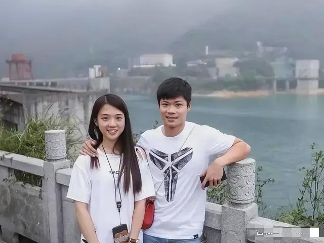 苏炳添与妻子年轻时照片，两人初中同学，初恋至今，属实可贵 第2张